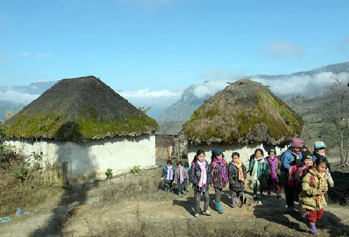 Những ngôi nhà trình tường ở Y Tý