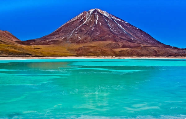 Hồ Xanh (Laguna Verde) ở Bolivia - Ảnh: wiki