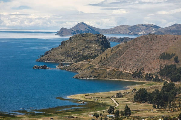 Con đường đến Bolivia men theo hồ Titicaca - Ảnh: wiki