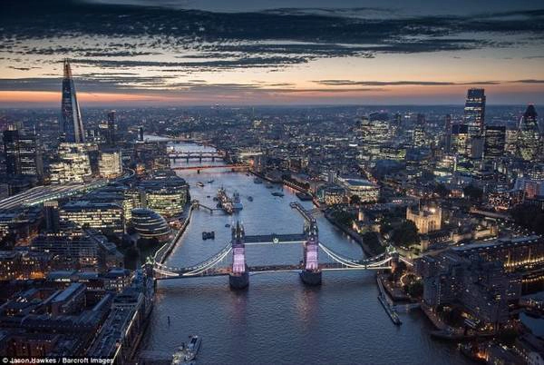 Cầu Tower Bridge sau khi mặt trời lặn vào một ngày tháng 9