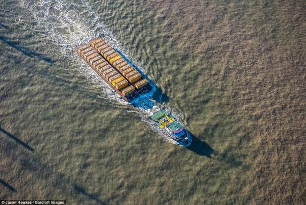 Một chiếc tàu đi trên sông Thames vào tháng 8