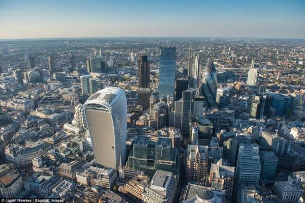 Cảnh hoàng hôn tại khu tòa nhà chọc trời Walkie Talkie và The Gherkin vào tháng 11