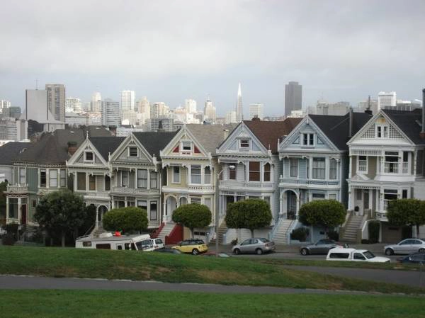 Những ngôi nhà thời Victoria trên một con đường dốc ở San Francisco - Ảnh: thibslife Những ngôi nhà thời Victoria trên một con đường dốc ở San Francisco - Ảnh: thibslife