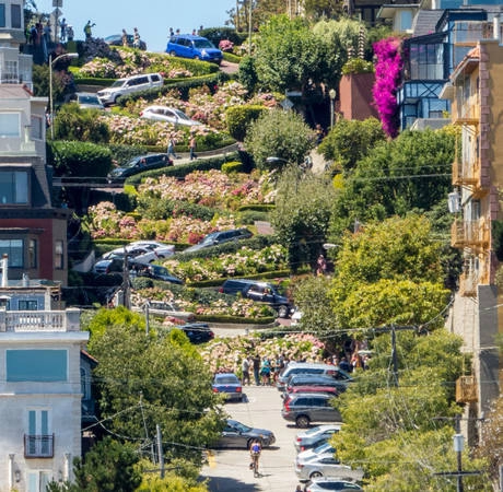 Ôtô nối đuôi nhau "bò" xuống đường Lombard Street - Ảnh: flickr Ôtô nối đuôi nhau "bò" xuống đường Lombard Street - Ảnh: flickr