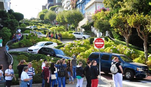 Du khách tràn ngập Lombard Street - Ảnh: flickr Du khách tràn ngập Lombard Street - Ảnh: flickr
