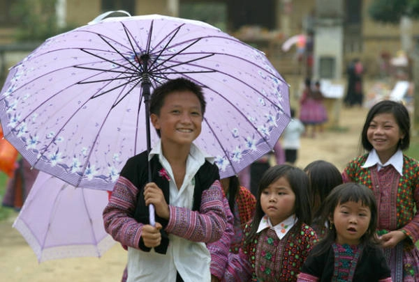 Hớn hở hòa trong niềm vui ngày hội lớn - Ảnh: Giang Nguyên