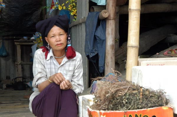Phụ nữ người Mường bán cây thuốc nam - Ảnh: NINH NGUYỄN