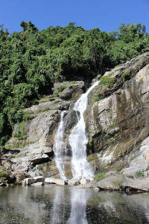 Thác Trắng (huyện Minh Long), nơi sinh sôi của loài tôm càng - Ảnh: V.Q.Cầu Thác Trắng (huyện Minh Long), nơi sinh sôi của loài tôm càng - Ảnh: V.Q.Cầu