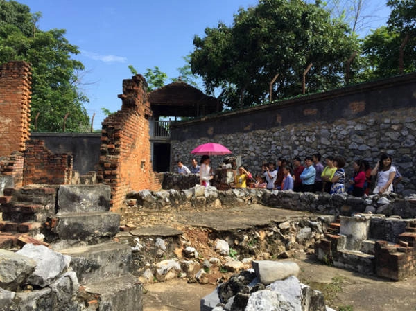 Một đoàn khách đang chăm chú nghe giới thiệu của hướng dẫn viên ở di tích Nhà tù Sơn La - Ảnh: Băng Giang Một đoàn khách đang chăm chú nghe giới thiệu của hướng dẫn viên ở di tích Nhà tù Sơn La - Ảnh: Băng Giang