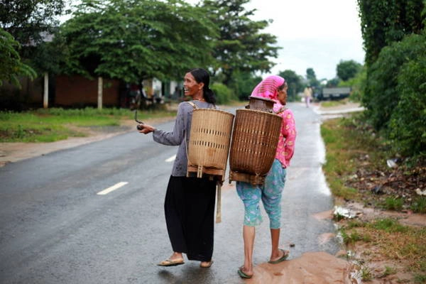 Hai người đàn bà Êđê cầm tẩu thuốc, gùi rau trên quốc lộ 27 đi Đà Lạt sau chiều mưa - Ảnh: TIẾN THÀNH Hai người đàn bà Êđê cầm tẩu thuốc, gùi rau trên quốc lộ 27 đi Đà Lạt sau chiều mưa - Ảnh: TIẾN THÀNH