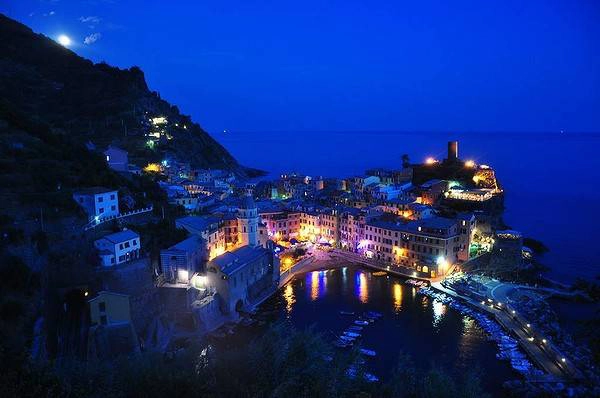 Thị trấn Vernazza, tại Ý, là một trong năm thị trấn nhỏ của căn hộ đầy màu sắc Ý, xếp chồng lên nhau, mà ôm vách đá và bờ biển và đạt được xuống để chạm vào nước. Tôi? 'D đi lên ngọn đồi này trước đó trong ngày và nghĩ rằng nó sẽ là phép thuật vào ban đêm. Khi đèn để bắt đầu đi vào và tôi nhận thấy mặt trăng mới bắt đầu đạt đỉnh trên vách đá, tôi bị gãy này. Nó nhắc tôi về màu sắc, phong phú, chuyến du lịch mùa hè Ý văn hóa của tôi. Ảnh: Marita Hanscamp