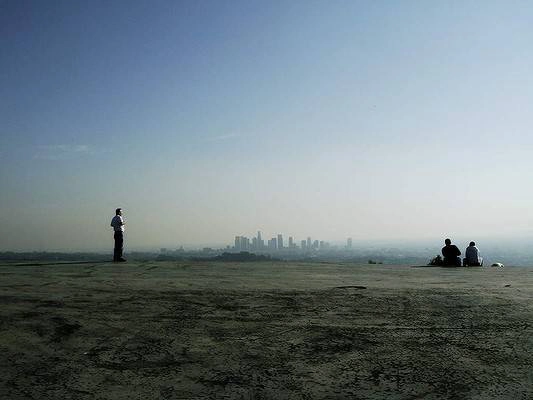 LA không phải dành cho tất cả mọi người, nhưng tăng lên đến Griffith Park là một cách bơm chân ở trái tim để nhìn thấy đường chân trời của thành phố của thiên thần và biểu tượng Hollywood. Bóng của các khách du lịch quan sát phong cảnh trên mặt đất cằn cỗi dường như là một sự tương phản tuyệt vời để đường chân trời đô thị trong nền. Ảnh: Cassandra Âu