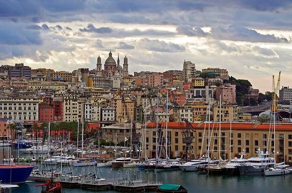 Đây là Genoa Harbour ở Ý, thực hiện trong tháng 10 năm 2013 từ boong của một con tàu hành trình vào ngày cuối cùng của một tàu Địa Trung Hải kéo dài một tuần. Đó là một thời điểm đặc biệt như màu sắc của các tòa nhà và những đám mây đen trên không được thực hiện một cảnh ngoạn mục. Ảnh: Chris Tate