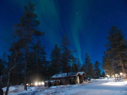 Vợ tôi và tôi vừa trở về từ một chuyến đi đến Iceland và Lapland, nơi mà chúng tôi hy vọng nhìn thấy ánh sáng phía Bắc. Họ khó nắm bắt ở Iceland nhưng trong chuyến thăm ba ngày của chúng tôi để Kakslauttanen ở miền Bắc Phần Lan (Lapland) đèn bật một chương trình cho chúng tôi trong khoảng 15 phút và sau đó biến mất. Nó thực sự là một cảnh mà tôi sẽ không bao giờ quên, một hiện tượng kỳ lạ đẹp. Thêm một ra khỏi danh sách xô. Ảnh: Tim Kamsler