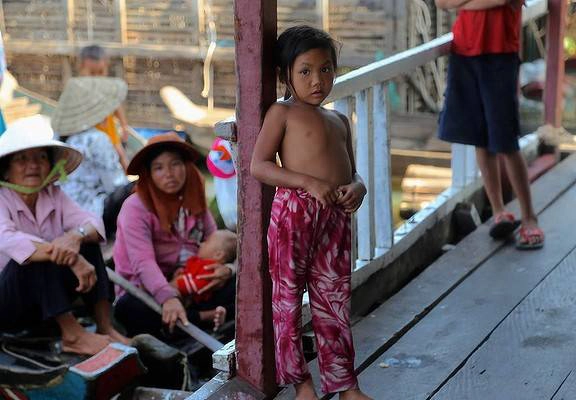 Đã chỉ chỉ cần hạ cánh ở Siem Reap, Campuchia, chuyến thăm đầu tiên của chúng tôi là ngôi làng nổi trên Biển Hồ Tonle Sap. Một hỗn hợp của cảm xúc mạnh mẽ vượt qua chúng tôi. Đôi mắt của chúng tôi phóng từ một cái nhìn khác với sự phấn khích và niềm đam mê nhưng sự nghèo đói và tuyệt vọng trong những người dân địa phương đã giật mạnh vào Heartstrings. Đó là tất cả của 1 đô la Mỹ, trong đó đã được trao cho một đứa trẻ khác nhau, mà giảm cô bé này để nước mắt không lâu sau khi bức ảnh được chụp. Mặc dù có rất nhiều nụ cười và hành vi sự vui vẻ, nó đã không thể giám sát hoặc quên cuộc đấu tranh của họ. Ảnh: Monique Horsley