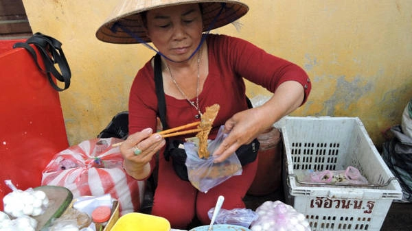 Mắm thính là một trong những mặt hàng được chuộng ở chợ Hội An, nhất là những ngày vào mùa mưa - Ảnh: T.Ly