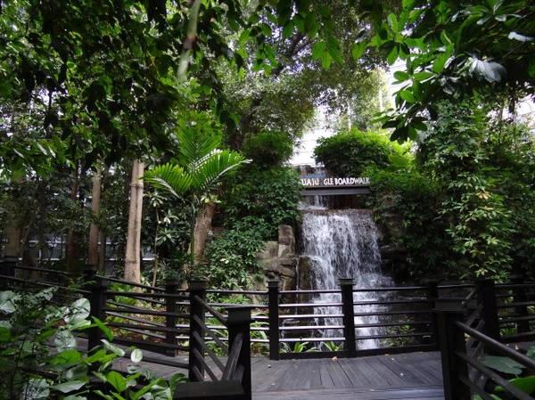 Thác nước ở trung tâm sân bay quốc tế Kuala Lumpur, Malaysia - Ảnh: wordpress Thác nước ở trung tâm sân bay quốc tế Kuala Lumpur, Malaysia - Ảnh: wordpress