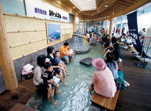 Khu vực ngâm chân chờ chuyến bay ở sân bay Kagoshima, Nhật - Ảnh: koj-ab.co.jp Khu vực ngâm chân chờ chuyến bay ở sân bay Kagoshima, Nhật - Ảnh: koj-ab.co.jp
