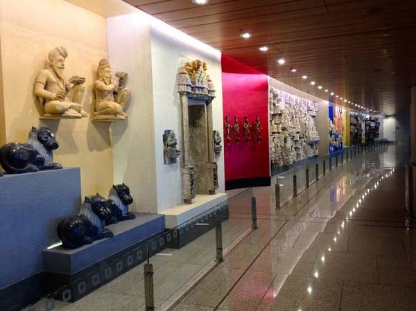 Nghệ thuật Ấn Độ bày dọc theo tường ở sân bay Mumbai, Ấn Độ - Ảnh: wiki Nghệ thuật Ấn Độ bày dọc theo tường ở sân bay Mumbai, Ấn Độ - Ảnh: wiki