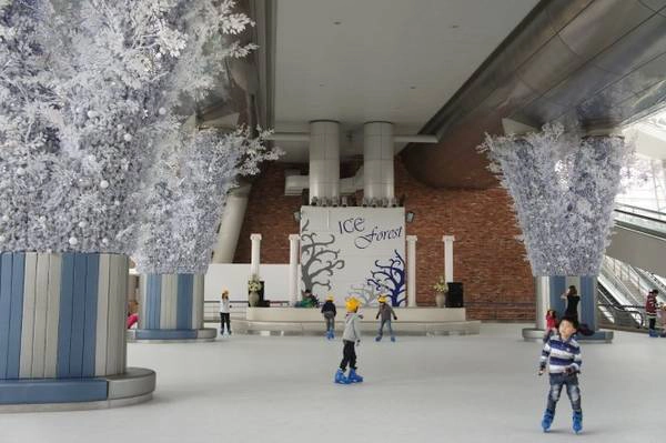 Trẻ em chơi trượt băng ở Ice Forest trong thời gian chờ lên máy bay tại sân bay quốc tế Incheon ở Seoul, Hàn Quốc - Ảnh: jonpangskoreanadventure Trẻ em chơi trượt băng ở Ice Forest trong thời gian chờ lên máy bay tại sân bay quốc tế Incheon ở Seoul, Hàn Quốc - Ảnh: jonpangskoreanadventure