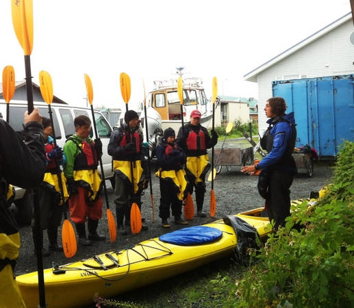 Du khách muốn tập chèo kayak thì mặc quần áo chống thấm ra cảng Valdez nghe người hướng dẫn rồi trải nghiệm cảm giác mạnh dưới dòng nước. Ảnh: Khang An. Du khách muốn tập chèo kayak thì mặc quần áo chống thấm ra cảng Valdez nghe người hướng dẫn rồi trải nghiệm cảm giác mạnh dưới dòng nước. Ảnh: Khang An.