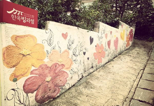 Một bức vẽ trang trí bên đường làng - Ảnh: Na Hồ