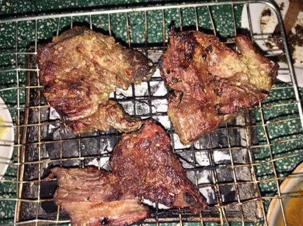 Từng tảng thịt được nướng cháy cạnh trên than hoa thơm lừng - Ảnh: Quách Duy Thịnh Từng tảng thịt được nướng cháy cạnh trên than hoa thơm lừng - Ảnh: Quách Duy Thịnh