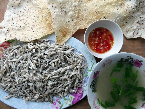 Món cá cơm luộc xúc bánh tráng - Ảnh: Minh Kỳ Món cá cơm luộc xúc bánh tráng - Ảnh: Minh Kỳ