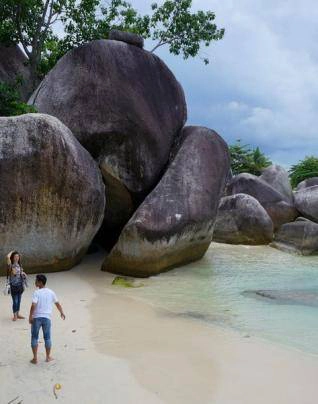 5. Bãi biển Tanjung Tinggi, Belitung: Đây là một bãi biển đẹp như mơ trên đảo Belitung. 10-bai-bien-noi-tieng-cua-du-lich-indonesia-ivivu-11