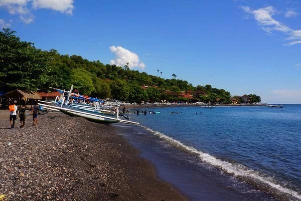 7. Bãi biển Memeluk, Amed, Bali: Memeluk là bãi biển thích hợp cho các hoạt động bơi và lặn. 10-bai-bien-noi-tieng-cua-du-lich-indonesia-ivivu-17
