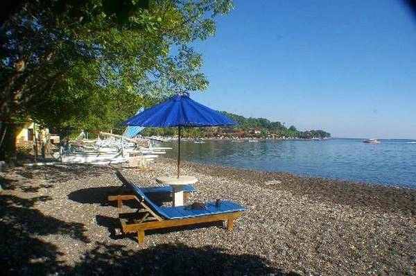 Đặc biệt, Amed nổi tiếng với bãi cát nâu do ảnh hưởng của nham thạch núi lửa, đồng thời bãi biển này cũng có nhiều rạn san hô đầy màu sắc và nhiều loại cá khác nhau. 10-bai-bien-noi-tieng-cua-du-lich-indonesia-ivivu-18