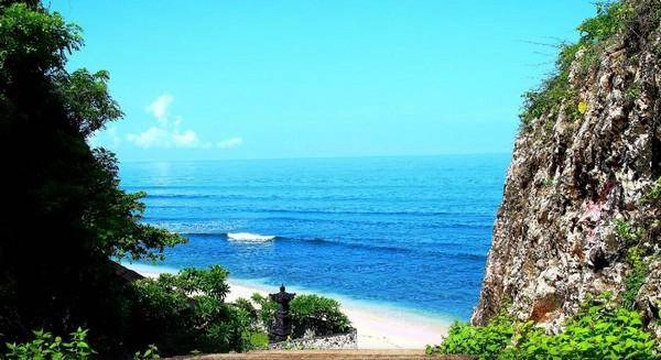 <strong>3. Bãi biển Balangan, Kuta, Bali:</strong> Tọa lạc tại Kuta, bãi biển Balangan được biết đến là thiên đường tuyệt vời dành cho người lướt sóng.