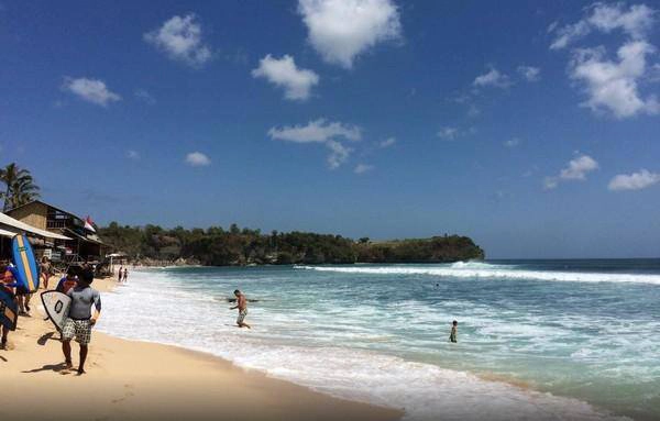 "Bãi biển tuyệt đẹp, thiên đường dành cho những người lướt sóng, bên cạnh đó thức ăn và đồ uống có giá cả hợp lý", đó là những là nhận xét của du khách từng đến Balangan.
