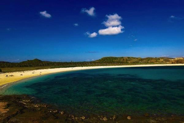 <strong>4. Bãi biển Tanjung, Lombok, Tây Nusa Tenggara:</strong> Du khách sẽ được trải nghiệm một bãi biển với những bãi cát dài trắng mịn, nước trong xanh.