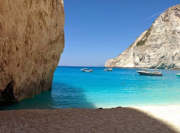 <strong>Navagio, Zakynthos, Hy Lạp: </strong>Du khách chỉ có thể tới bãi biển hẻo lánh này bằng tàu. Hàng năm Navagio đón hàng nghìn lượt khách nhờ bãi cát trắng mịn, làn nước trong tới khó tin và những vách đá vôi hùng vĩ.