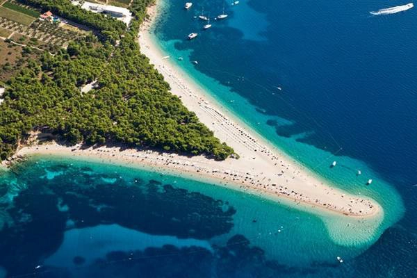 <strong>Zlatni Rat, Brač, Croatia: </strong>Làn nước xanh biếc và dải rừng thông giữa bãi cát trắng khiến Zlatni Rat là nơi được nhiều du khách chọn làm điểm đến. Bãi biển này còn cho khách được mình trần tắm nắng. Đây cũng là nơi yêu thích của những người mê lướt ván buồm. Bãi biển cũng thường xuyên thay đổi hình dạng theo sức mạnh của gió và dòng biển.