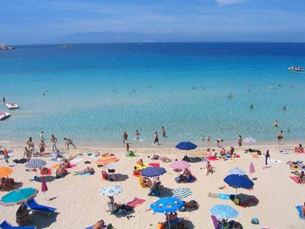 <strong>Rena Bianca, Santa Teresa, Sardinia: </strong>Với làn nước trong xanh ấm áp vuốt ve bờ cát trắng mịn, Rena Bianca là một ví dụ điển hình cho các bãi biển vùng Địa Trung Hải. Nhờ độ trong của nước, nơi này trở thành điểm lặn biển và đi thuyền tuyệt vời. Ngoài ra, du khách có thể chơi những môn thể thao dưới nước như chèo thuyền kayak, lướt ván buồm.