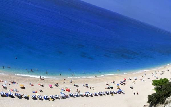 <strong>Egremni, Lefkada, Hy Lạp: </strong>Màu xanh chói lọi của nước biển và màu trắng sáng của cát khiến nơi đây trở thành một trong những bãi biển quyến rũ nhất Hy Lạp. Do ở vùng hẻo lánh và khó tiếp cận, Egremni thường khá bình yên. Và vì đây là Hy Lạp, bạn có thể để ngực trần hoặc tắm nắng trong trạng thái thiên nhiên mà không phải lo ngại gì.