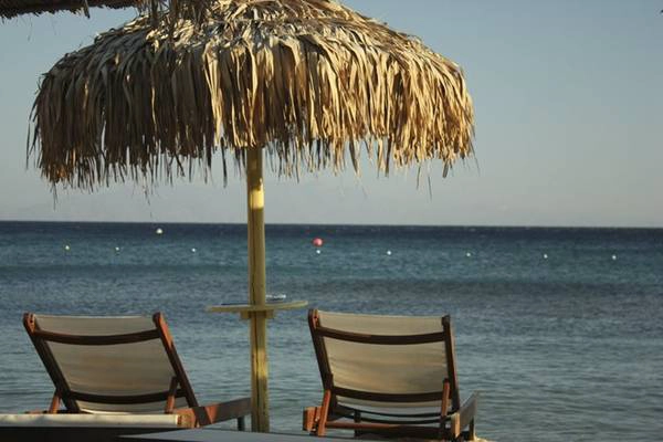 <strong>Paradise, Mykonos, Hy Lạp: </strong>Nếu Egremni là nơi trú ẩn cho những ai thích riêng tư thì Paradise dành cho người thích tiệc tùng. Những du khách trẻ tuổi đổ về đây vào mùa hè để tận hưởng cuộc sống ở những quán bar sát mặt biển, các hộp đêm sôi động và tiệc nhảy trên bãi biển trong ánh hoàng hôn. Đây cũng là một bãi biển cho phép khỏa thân.