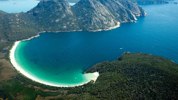 wineglass-bay-tasmania-ivivu