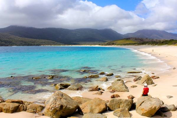 wineglass-bay-tasmania-ivivu2