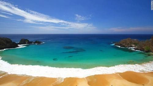 Sau 2 năm đứng ở vị trí đầu tiên, bãi biển Baia do Sancho ở Fernando de Noronha, Brazil đã bị tụt xuống một hạng, chiếm ngôi vị á quân. Danh sách các bãi biển này được xếp hạng dựa trên chất lượng của chính nó và đánh giá của du khách.