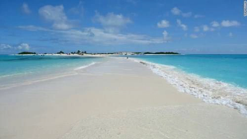    Bãi biển Cayo de Agua nằm trong vườn quốc gia Los Roques, Venezuela đứng thứ 5 trong bảng xếp hạng.