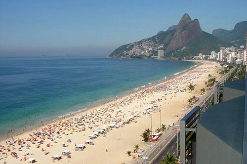 Leblon, Rio de Janeiro, Brazil Leblon được mệnh danh là đương kim nữ hoàng của các bãi biển. Nơi đây yên tĩnh và nhiều dịch vụ cao cấp hơn so với "người anh em" Ipanema và Copacabana, thu hút du khách bởi hệ thống nhà hàng và câu lạc bộ thời thượng nhất Rio de Janeiro.