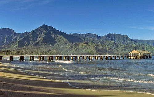 Hanalei, Hawaii, Mỹ Bờ cát hình lưỡi liềm kéo dài hơn 3 km không chỉ mang đến những khung cảnh lãng mạn bên bờ Nam Thái Bình Dương, mà còn thu hút khách đam mê lướt sóng trên thế giới.