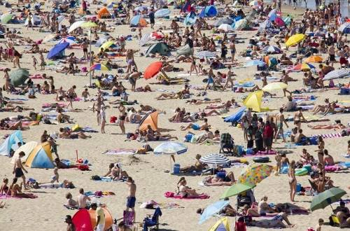 Scheveningen, Hà Lan Sheveningen là một trong những khu nghỉ dưỡng nổi tiếng nhất ở Hà Lan. Du khách tới đây để tắm biển và nghỉ ngơi quanh năm. Nếu yêu thích các môn thể thao dưới nước như lướt ván hay lướt sóng với diều... đây là nơi rất lý tưởng. Ngoài ra, hệ thống các nhà hàng, khách sạn địa phương cung cấp đầy đủ tiện nghi đáp ứng nhu cầu của du khách. Scheveningen, Hà Lan Sheveningen là một trong những khu nghỉ dưỡng nổi tiếng nhất ở Hà Lan. Du khách tới đây để tắm biển và nghỉ ngơi quanh năm. Nếu yêu thích các môn thể thao dưới nước như lướt ván hay lướt sóng với diều... đây là nơi rất lý tưởng. Ngoài ra, hệ thống các nhà hàng, khách sạn địa phương cung cấp đầy đủ tiện nghi đáp ứng nhu cầu của du khách.