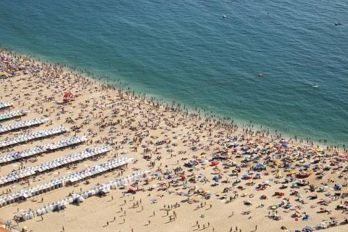 Nazaré, Bồ Đào Nha Nazaré còn gìn giữ nhiều nét truyền thống, là một trong những điểm nghỉ dưỡng nổi tiếng nhất Bồ Đào Nha. Để hưởng trọn vẹn không khí đặc biệt ở đây, du khách hãy tới vào một chiều thứ 7 mùa hè, khi các gia đình cùng vui chơi trên bãi cát. Ngoài ra, bạn có thể đăng ký chuyến ra biển học cách bắt cá của người dân hoặc leo lên các vách đá ngắm toàn cảnh bãi biển. Nazaré, Bồ Đào Nha Nazaré còn gìn giữ nhiều nét truyền thống, là một trong những điểm nghỉ dưỡng nổi tiếng nhất Bồ Đào Nha. Để hưởng trọn vẹn không khí đặc biệt ở đây, du khách hãy tới vào một chiều thứ 7 mùa hè, khi các gia đình cùng vui chơi trên bãi cát. Ngoài ra, bạn có thể đăng ký chuyến ra biển học cách bắt cá của người dân hoặc leo lên các vách đá ngắm toàn cảnh bãi biển.