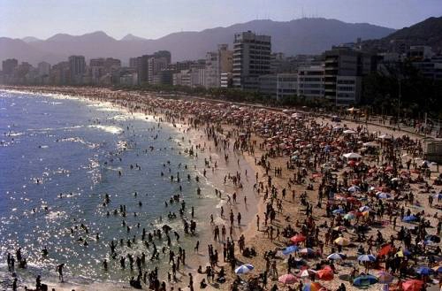 Ipanema, Brazil Ipanema là một trong những bãi biển nổi tiếng thế giới. Tại đây, du khách khắp nơi, trong đó có cả sinh viên, học sinh cũng đổ về để tìm chỗ nằm nghỉ trên các bãi cát vàng, lướt sóng hoặc tụ tập bạn bè. Sóng ở Ipanema cao tới gần 3 m, những bữa tiệc luôn sôi động khiến nơi đây càng hấp dẫn khách. Thời điểm đặc biệt nhất là hoàng hôn đẹp như tranh vẽ. Ipanema, Brazil Ipanema là một trong những bãi biển nổi tiếng thế giới. Tại đây, du khách khắp nơi, trong đó có cả sinh viên, học sinh cũng đổ về để tìm chỗ nằm nghỉ trên các bãi cát vàng, lướt sóng hoặc tụ tập bạn bè. Sóng ở Ipanema cao tới gần 3 m, những bữa tiệc luôn sôi động khiến nơi đây càng hấp dẫn khách. Thời điểm đặc biệt nhất là hoàng hôn đẹp như tranh vẽ.