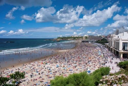 Biarritz, Pháp Là một thị trấn đẹp nằm bên bờ biển có lịch sử lâu đời, ngày nay Biarritz thu hút rất nhiều khách tới vui chơi, nghỉ dưỡng, tham gia các môn thể thao biển. Tại đây, bạn còn có cơ hội thử cesta punta, được xem là trò chơi truyền thống nhanh nhất thế giới. Biarritz, Pháp Là một thị trấn đẹp nằm bên bờ biển có lịch sử lâu đời, ngày nay Biarritz thu hút rất nhiều khách tới vui chơi, nghỉ dưỡng, tham gia các môn thể thao biển. Tại đây, bạn còn có cơ hội thử cesta punta, được xem là trò chơi truyền thống nhanh nhất thế giới.