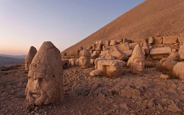 Núi Nemrut Nemrut (hay Nemrud) là một ngọn núi ở đông nam thổ Nhĩ Kỳ, cao khoảng 2.134 m. Điểm nổi bật của nơi đây là có nhiều bức tượng lớn hình đầu người nằm rải rác. Nhiều giả thiết cho rằng nơi có những bức tượng này trước từng là ngôi mộ của người thuộc dòng dõi hoàng gia, có niên đại từ thế kỷ thứ nhất trước Công nguyên.